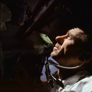 NASA Astronaut Walter Cunningham im Apollo 7 Lunar Module | Quelle: NASA
