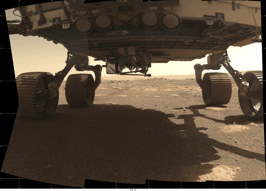 Der Mars Helikopter Ingenuity entfaltet sich unter dem Perseverance Rover – bereit für Raumfahrt-Geschichte | Quelle: NASA