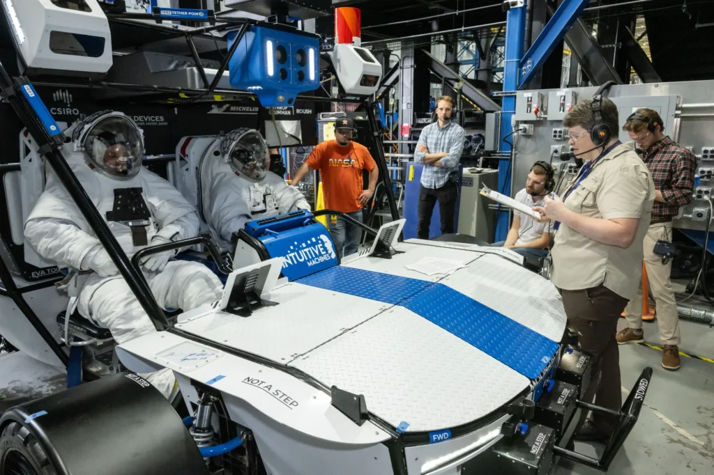 NASA Ingenieur Dave Coan (links) und NASA Astronautin Jessica Watkins (rechts) sitzen im Moon RACER von Intuitive Machines | Foto: NASA / James Blair