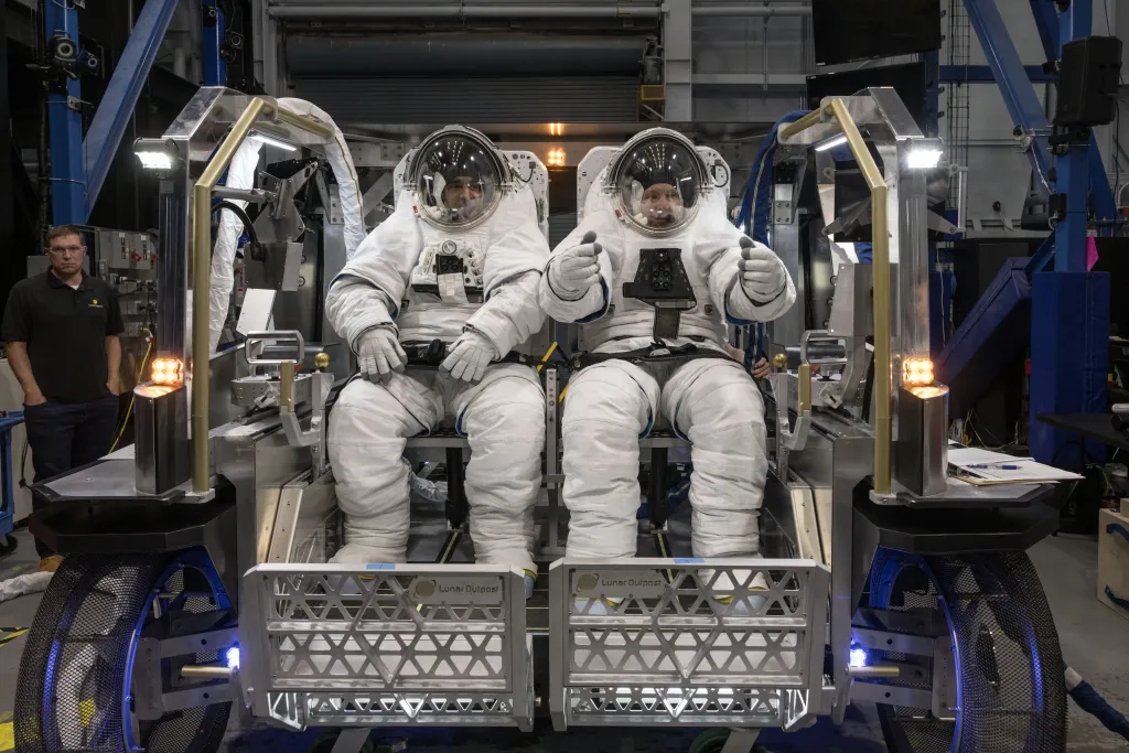 Die NASA-Astronauten Raja Chari (links) und Randy Bresnik (rechts) testen die Sitze im Eagle LTV von Lunar Outpost | Foto: NASA / David Del-Hoyos